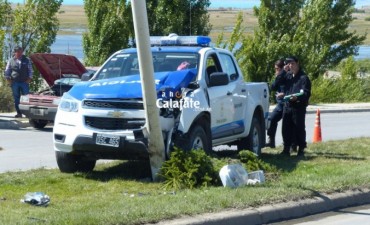 Camioneta de la polic&iacute;a choc&oacute; un poste de luz