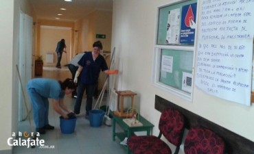 M&eacute;dicos y enfermeros suspenden atenci&oacute;n para limpiar el Puesto Sanitario