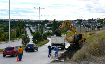 Buscan parar el derrame de agua sobre la Libertador
