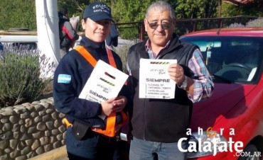 Aprovechan las colas en estaciones de servicio para concientizar.