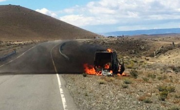 Recorr&iacute;a la Ruta 40 y se le incendi&oacute; su auto