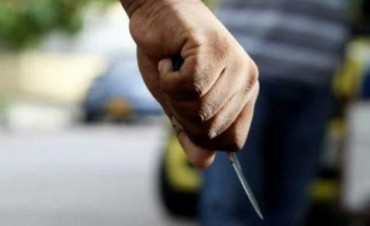 A punta de cuchillo le roban un celular
