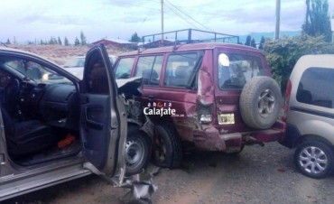 Choc&oacute; y arrastr&oacute; una camioneta estacionada