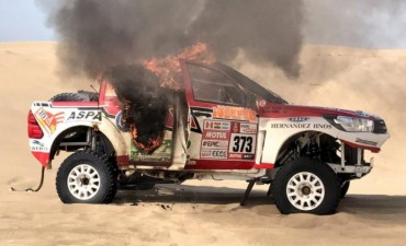 A Alicia Reina se le incendi&oacute; la camioneta en el Dakar 2018