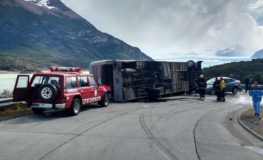VUELCO FRENTE AL GLACIAR: El colectivo ven&iacute;a de R&iacute;o Gallegos