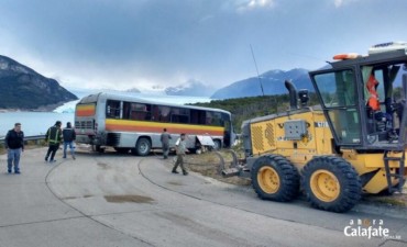 Vuelco frente al Glaciar: El colectivo no tiene habilitaci&oacute;n ni revisi&oacute;n t&eacute;cnica