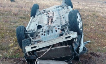 Matrimonio de El Calafate volc&oacute; su auto en La Esperanza