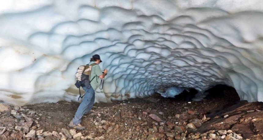 En Patagonia ya se puede visitar el t&uacute;nel de hielo que dura solo un mes