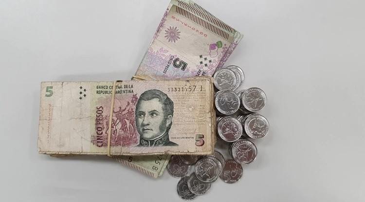 Adiós a los billetes de 5 pesos