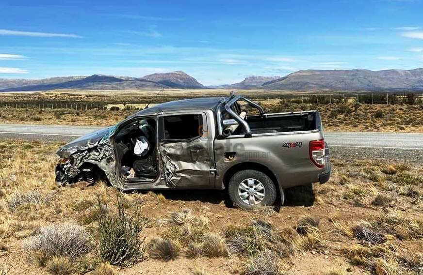 Una camioneta que fue denunciada como robada chocó contra un colectivo de turismo  