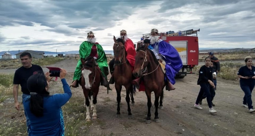 Los Reyes Magos repartieron regalos junto a los Bomberos Voluntarios