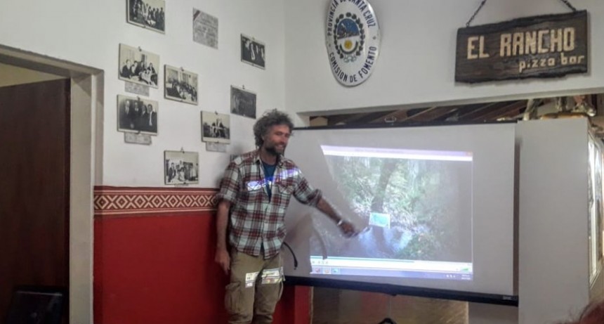 Artista italiano en El Calafate. Pinta con la Naturaleza como coautora