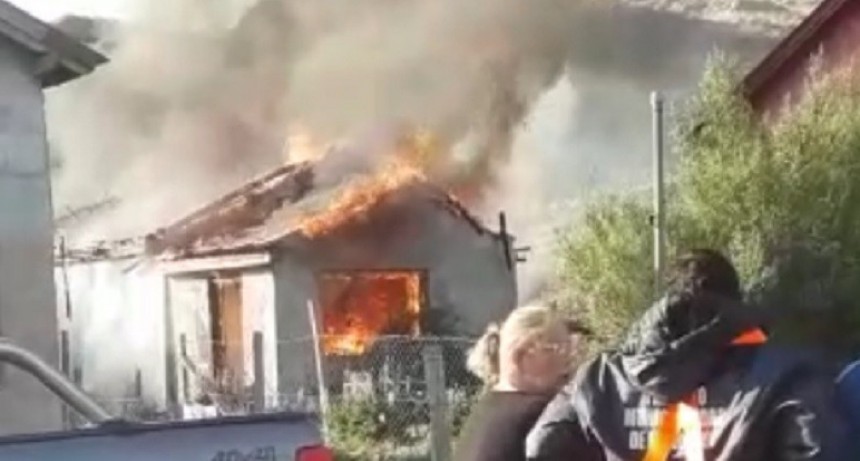 El fuego devast&oacute; una casa de familia