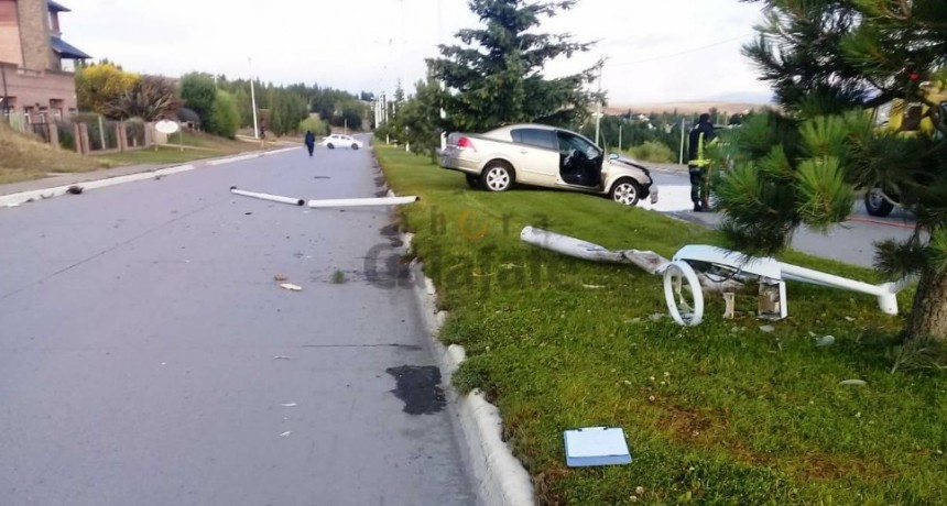 Destroz&oacute; su auto, una palma de luz y se fue
