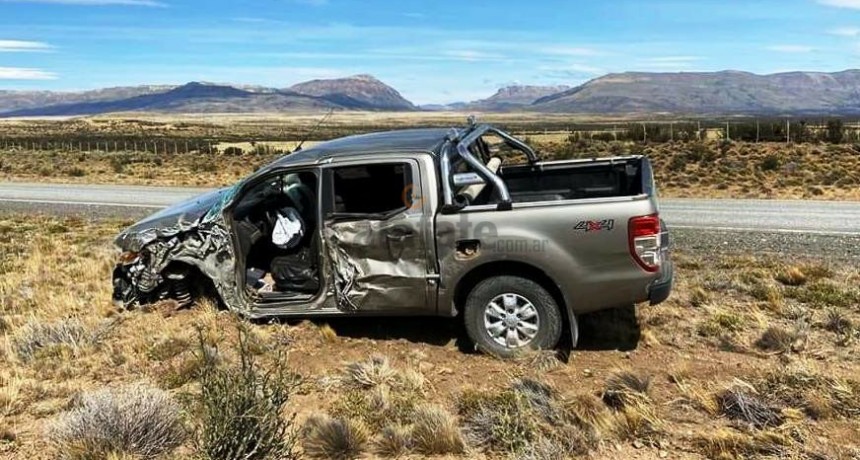 Una camioneta que fue denunciada como robada choc&oacute; contra un colectivo de turismo  