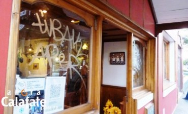 Pintan con &aacute;cido vidrieras de locales c&eacute;ntricos