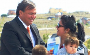 Emoci&oacute;n en la entrega de las 100 Viviendas