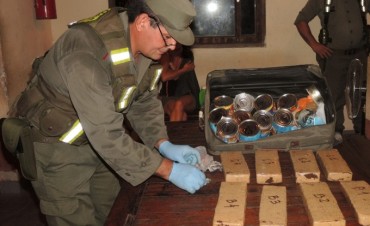 Llevaba  marihuana y coca&iacute;na en latas de duraznos