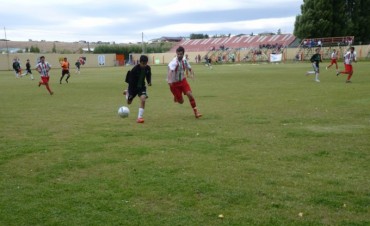 Argentinos del Sur igual&oacute; 3 a 3 con Atl&eacute;tico y se complic&oacute;