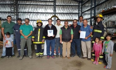 Bomberos voluntarios compr&oacute; cami&oacute;n autobomba