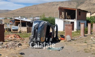 Escaparon de la polic&iacute;a y volcaron