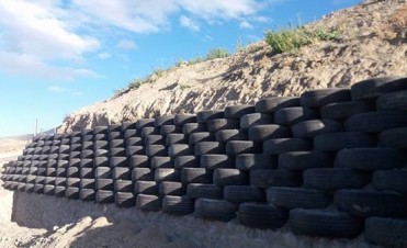 Construy&oacute; su muro de contenci&oacute;n con 168 cubiertas recicladas.