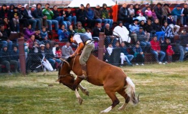 Festival de Jineteada en la 5ta Fiesta del Lago Argentino