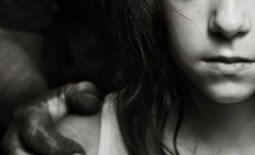 Ten&iacute;a relaciones con una chica de 15 a&ntilde;os con retraso, y le daba drogas. 