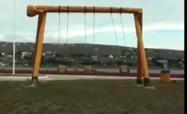 El misterio de las hamacas en la plaza del Paseo Costero.