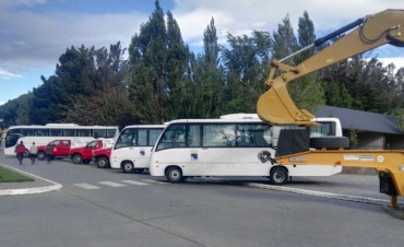 Presentan los nuevos veh&iacute;culos municipales.