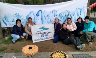 Foto frente al Glaciar y Petitorio a la Corte Suprema contra las represas