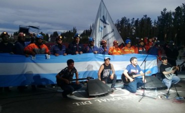 El reclamo de los Mineros se meti&oacute; en la Fiesta del Lago