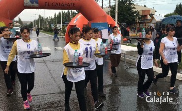 Bajo la lluvia se realiz&oacute; la Carrera de Mozos y Camareras