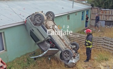 Conductor alcoholizado termin&oacute; volcando su auto contra una vivienda 