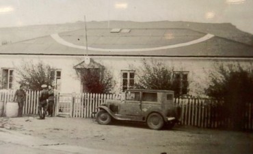 Polic&iacute;as hacen un aporte al rescate de la historia de El Calafate.