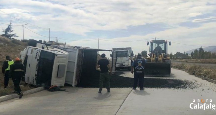 Volc&oacute; un cami&oacute;n con asfalto