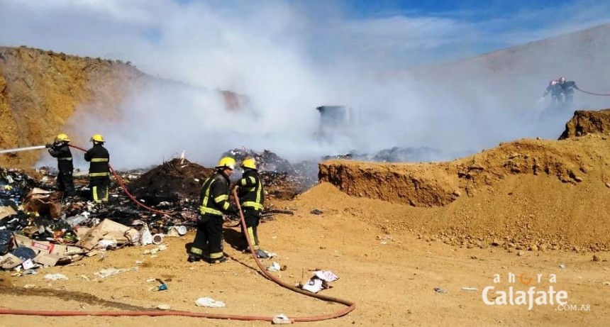 Incendio en el basural destruy&oacute; una topadora