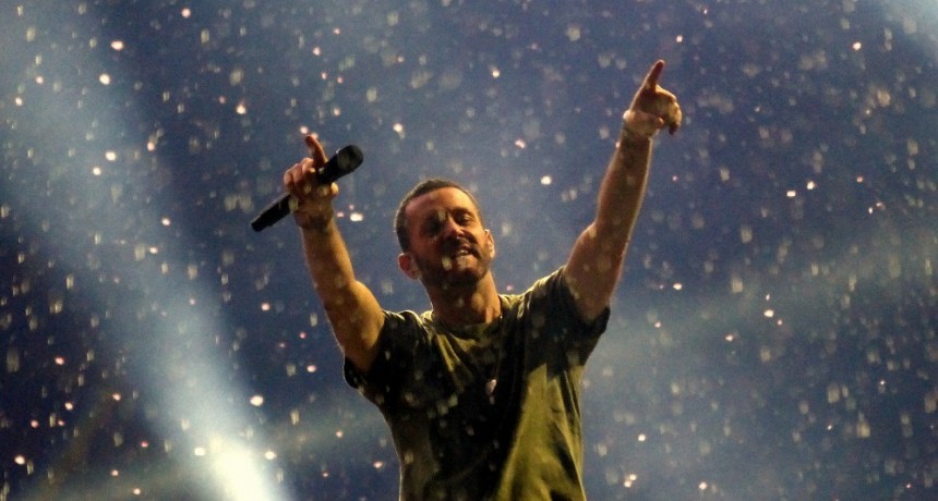 Axel cantando bajo la lluvia