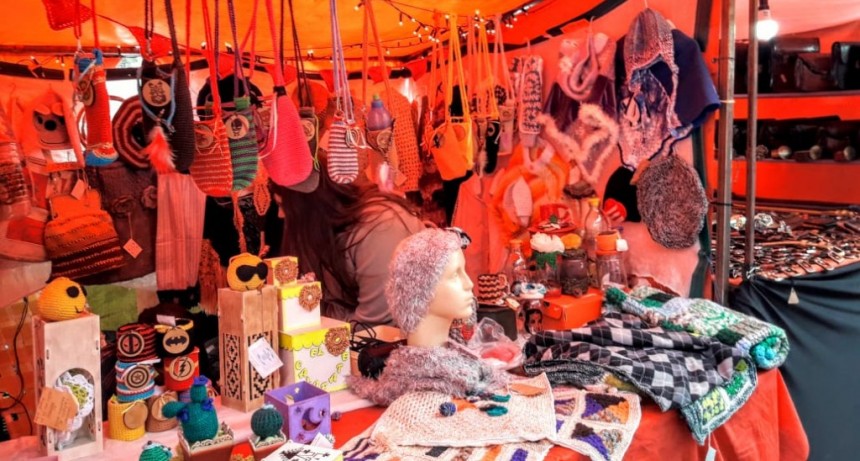 Fiesta del Lago. Los artesanos se quedaron un d&iacute;a m&aacute;s