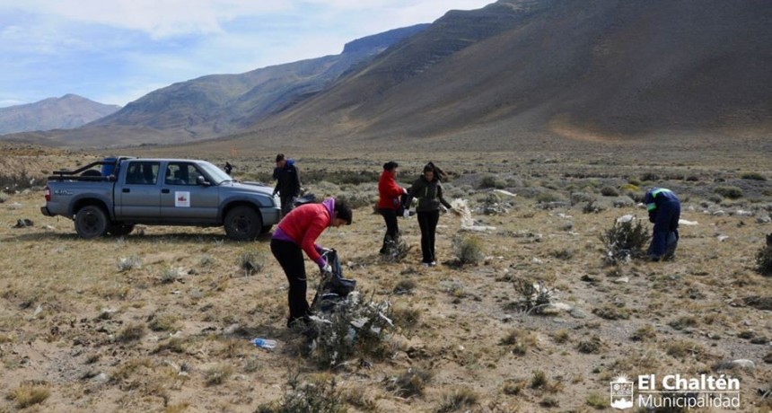El Chalten. Funcionarios y empleados municipales limpian el basural