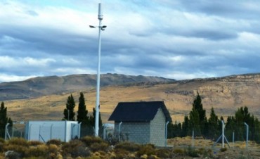 Instalaron antenas de celulares "disfrazadas" de luminarias