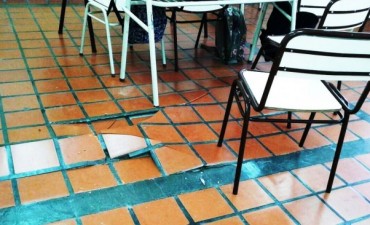 Desalojan a alumnos porque se raj&oacute; el piso de un aula