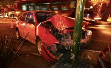 Impact&oacute; contra un poste de la plaza