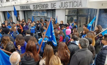 Judiciales ocupan el edificio del Tribunal Superior