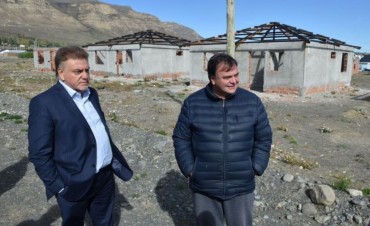 40 Viviendas: &ldquo;Nosotros queremos terminarlas, pero pedimos los papeles como corresponden&rdquo;