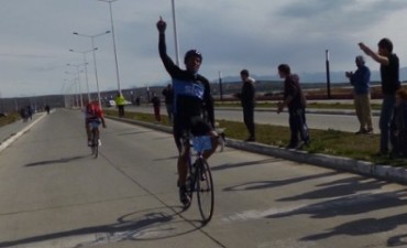 Carlos N&uacute;&ntilde;ez gan&oacute; la Carrera Enrique &ldquo;Quique&rdquo; Arosteguichar