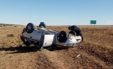 Pareja de turistas vuelca rumbo a El Calafate