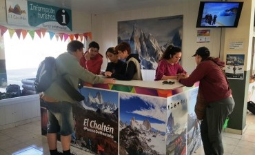 El Chalt&eacute;n. Estudiantes realizan pr&aacute;cticas en la Secretar&iacute;a de Turismo