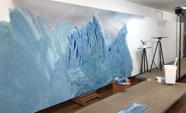 Mientras el glaciar brinda su show, su mejor retratista lo inmortaliza con su mayor obra.