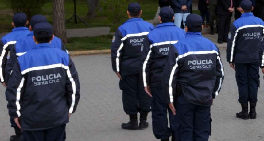 Polic&iacute;as tambi&eacute;n piden mejorar sus sueldos